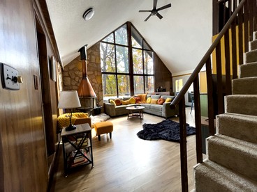 Bright Woodland Chalet with Hot Tub & Fireplace Near Berkeley Springs, Hedgesville, WV - Hedgesville, West Virginia - glamping.directory