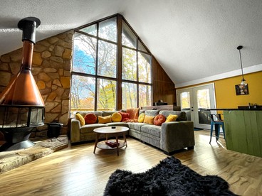 Bright Woodland Chalet with Hot Tub & Fireplace Near Berkeley Springs, Hedgesville, WV - Hedgesville, West Virginia - glamping.directory