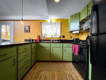 Bright Woodland Chalet with Hot Tub & Fireplace Near Berkeley Springs, Hedgesville, WV - Hedgesville, West Virginia - glamping.directory