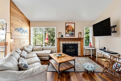 Pet-Friendly Cabin with Beautiful Outdoor Living in California - Groveland, California - glamping.directory