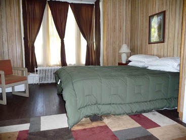 Family-Friendly Waterfront Vacation Rental with Wi-Fi near Saratoga - Lake Luzerne, New York - glamping.directory