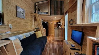 Luxury Tiny Home with Hot Tub in Suches - Perfect for Intimate Getaways in Georgia - Suches, Georgia - glamping.directory