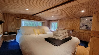 Luxury Tiny Home with Hot Tub in Suches - Perfect for Intimate Getaways in Georgia - Suches, Georgia - glamping.directory