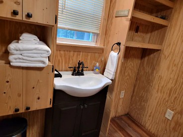 Luxury Tiny Home with Hot Tub in Suches - Perfect for Intimate Getaways in Georgia - Suches, Georgia - glamping.directory