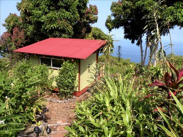 Gorgeous Vacation Cottage with Stunning Ocean Views in Captain Cook, Hawaii - glamping.directory