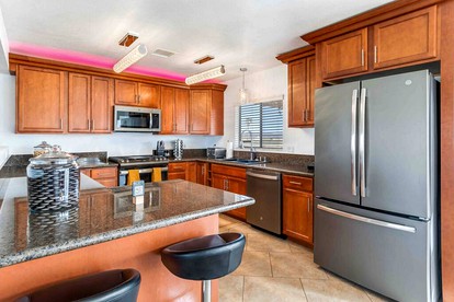 Family and Pet Friendly Vacation Rental in Joshua Tree with a Luxury Hot Tub, Gym, and Outdoor Pool - Joshua Tree, California - glamping.directory
