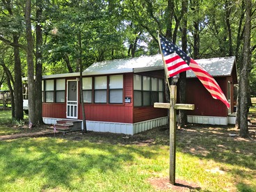Rustic Cabin Rental within Walking Distance of Lake Texoma in Denison, Texas - glamping.directory