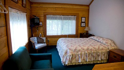 Charming Bed and Breakfast Suite Offering Views of the Northern Lights in Alaska - North Pole, Alaska - glamping.directory