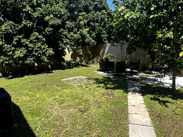 Beautiful Red Cottage for a Relaxing Getaway on a Tropical Fruit Farm near Homestead, Florida - Homestead, Florida - glamping.directory