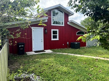 Beautiful Red Cottage for a Relaxing Getaway on a Tropical Fruit Farm near Homestead, Florida - Homestead, Florida - glamping.directory