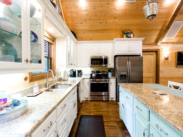 Family-Friendly Log Cabin near Beavers Bend State Park in Oklahoma's Ouachita Mountains - Broken Bow, Oklahoma - glamping.directory