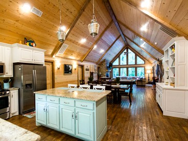 Family-Friendly Log Cabin near Beavers Bend State Park in Oklahoma's Ouachita Mountains - Broken Bow, Oklahoma - glamping.directory