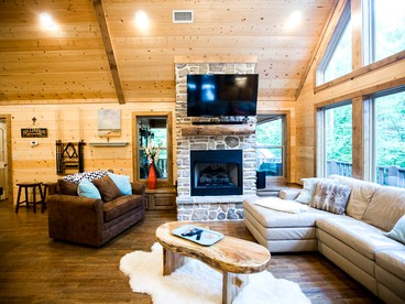 Family-Friendly Log Cabin near Beavers Bend State Park in Oklahoma's Ouachita Mountains - Broken Bow, Oklahoma - glamping.directory