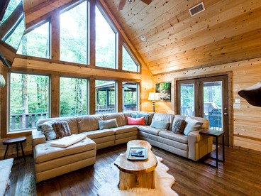 Family-Friendly Log Cabin near Beavers Bend State Park in Oklahoma's Ouachita Mountains - Broken Bow, Oklahoma - glamping.directory