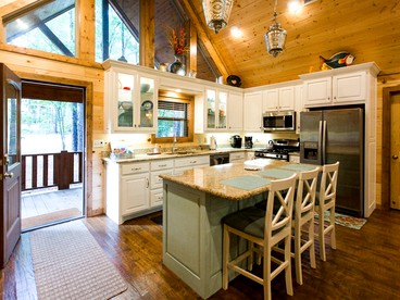 Family-Friendly Log Cabin near Beavers Bend State Park in Oklahoma's Ouachita Mountains - Broken Bow, Oklahoma - glamping.directory