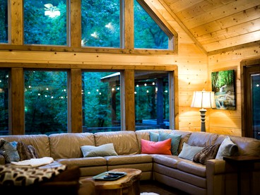 Family-Friendly Log Cabin near Beavers Bend State Park in Oklahoma's Ouachita Mountains - Broken Bow, Oklahoma - glamping.directory