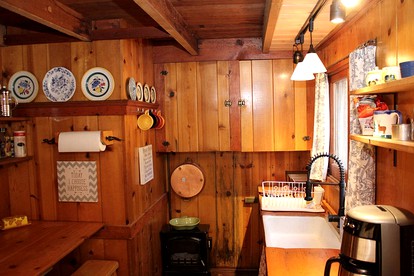 Cozy and Historic Cabin Rental with Loft in Woodlands of Idyllwild, California - Idyllwild, California - glamping.directory