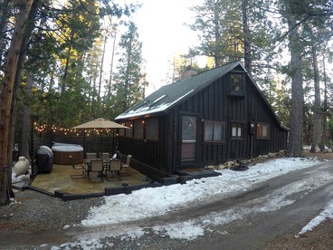 Cozy and Historic Cabin Rental with Loft in Woodlands of Idyllwild, California - Idyllwild, California - glamping.directory