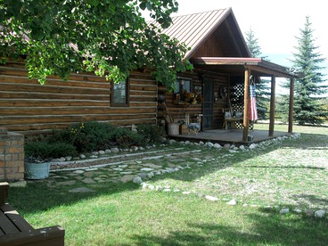 Wonderful Log Cabin with Sublime Views of Beartooth Mountain in Red Lodge, Montana - Red Lodge, Montana - glamping.directory