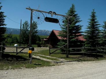 Wonderful Log Cabin with Sublime Views of Beartooth Mountain in Red Lodge, Montana - Red Lodge, Montana - glamping.directory