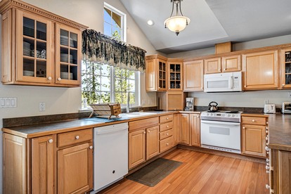 Mountain Retreat with Furnished Deck, BBQ and Fire Pit in Groveland, California - Groveland, California - glamping.directory