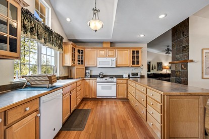 Mountain Retreat with Furnished Deck, BBQ and Fire Pit in Groveland, California - Groveland, California - glamping.directory