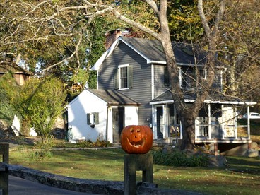 Charming Cottage Getaway with an Indoor Fireplace in Chester Springs, Pennsylvania - Chester Springs, Pennsylvania - glamping.directory