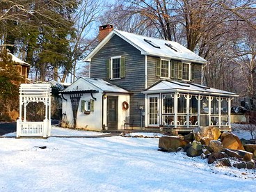 Charming Cottage Getaway with an Indoor Fireplace in Chester Springs, Pennsylvania - Chester Springs, Pennsylvania - glamping.directory