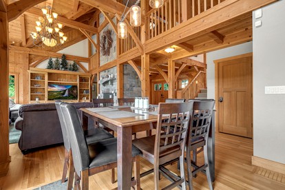 Luminous and Spacious Ski Cabin with Shared Hot Tub that Offers Stunning Landscapes of the Columbia River Gorge, Washington - Stevenson, Washington - glamping.directory