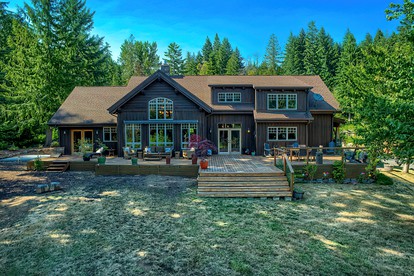 Luminous and Spacious Ski Cabin with Shared Hot Tub that Offers Stunning Landscapes of the Columbia River Gorge, Washington - glamping.directory