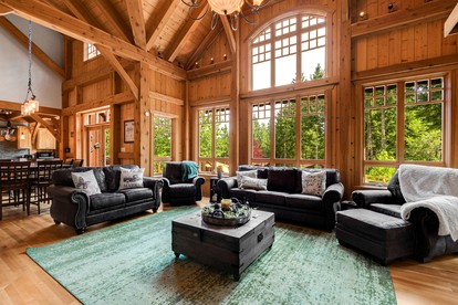 Luminous and Spacious Ski Cabin with Shared Hot Tub that Offers Stunning Landscapes of the Columbia River Gorge, Washington - Stevenson, Washington - glamping.directory