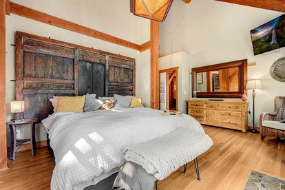 Luminous and Spacious Ski Cabin with Shared Hot Tub that Offers Stunning Landscapes of the Columbia River Gorge, Washington - Stevenson, Washington - glamping.directory