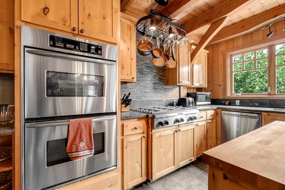 Luminous and Spacious Ski Cabin with Shared Hot Tub that Offers Stunning Landscapes of the Columbia River Gorge, Washington - Stevenson, Washington - glamping.directory