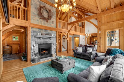 Luminous and Spacious Ski Cabin with Shared Hot Tub that Offers Stunning Landscapes of the Columbia River Gorge, Washington - Stevenson, Washington - glamping.directory