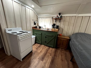 Pet Friendly Studio Cabin with Fireplace near Tonto National Forest, Central Arizona - Payson, Arizona - glamping.directory