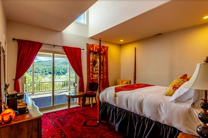 Tranquil Lakeside Julian Suite with a Spa and Jacuzzi - Julian, California - glamping.directory