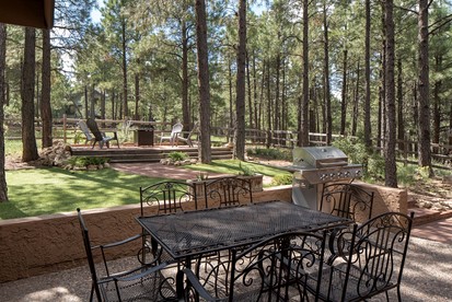Gorgeous Cozy Cabin with Scenic Forest Views, Fire Pit, and Grill in Flagstaff, Arizona - Flagstaff, Arizona - glamping.directory