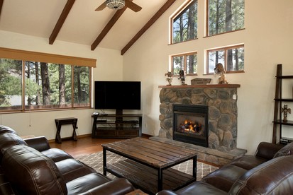 Gorgeous Cozy Cabin with Scenic Forest Views, Fire Pit, and Grill in Flagstaff, Arizona - Flagstaff, Arizona - glamping.directory