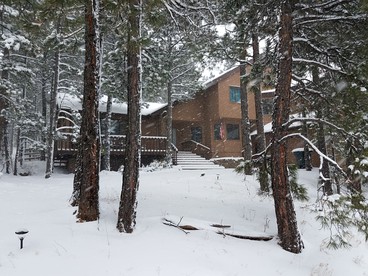 Gorgeous Cozy Cabin with Scenic Forest Views, Fire Pit, and Grill in Flagstaff, Arizona - Flagstaff, Arizona - glamping.directory