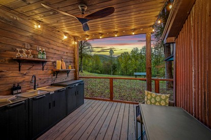 Beautiful Cabin with Fire Pit in Hayesville, North Carolina - Hayesville, North Carolina - glamping.directory