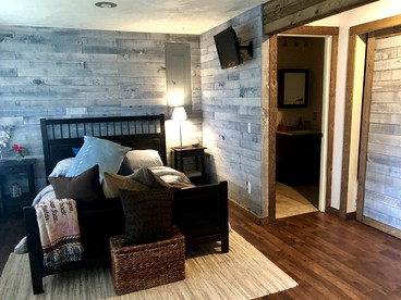 Stylish Lake Cabin with a Sauna and Hot Tub in Bellingham, Washington - Bellingham, Washington - glamping.directory