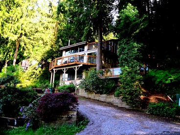Stylish Lake Cabin with a Sauna and Hot Tub in Bellingham, Washington - glamping.directory