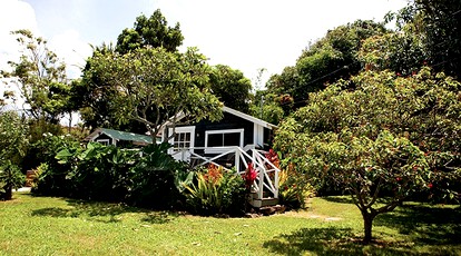 Romantic Oceanfront Cottage Rental with Private Tropical Gardens for Vacation in Hawaii - glamping.directory