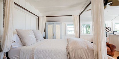 Romantic Oceanfront Cottage Rental with Private Tropical Gardens for Vacation in Hawaii - Hawi, Hawaii - glamping.directory