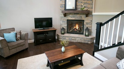 Beautiful Countryside Cabin with Hot-Tub and Pond Views in Ohio - Sugarcreek, Ohio - glamping.directory