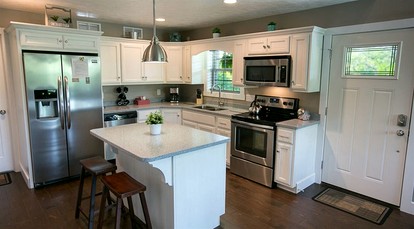 Beautiful Countryside Cabin with Hot-Tub and Pond Views in Ohio - Sugarcreek, Ohio - glamping.directory