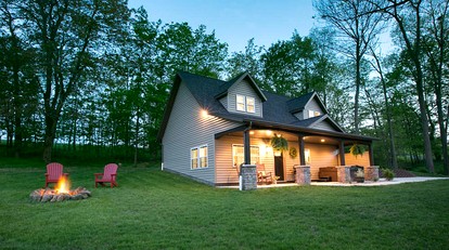 Beautiful Countryside Cabin with Hot-Tub and Pond Views in Ohio - Sugarcreek, Ohio - glamping.directory