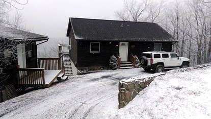 Cozy Cabin Rental with Stunning Views for Mountain Getaway in Boone, North Carolina - Boone, North Carolina - glamping.directory