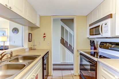 Delightful Beachfront Duplex with Shared Deck and Ocean Views in Fernandina Beach, Florida - Fernandina Beach, Florida - glamping.directory