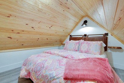 Colorful Tiny House with Outdoor Sauna and Jacuzzi in Alabama - Scottsboro, Alabama - glamping.directory